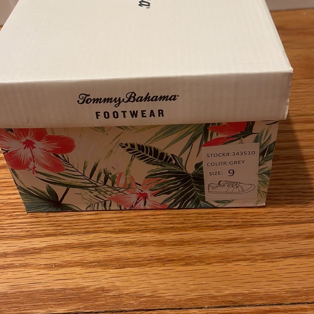 Tommy Bahama Woman’s Memory Foam Sneakers NWT & New in Box - Picture 4 of 4